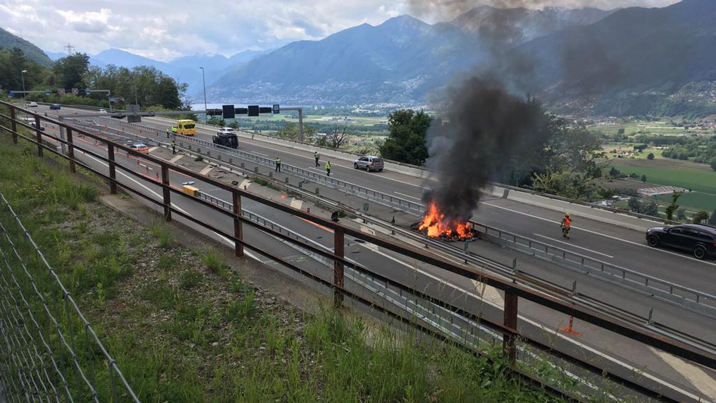 Il veicolo in fiamme