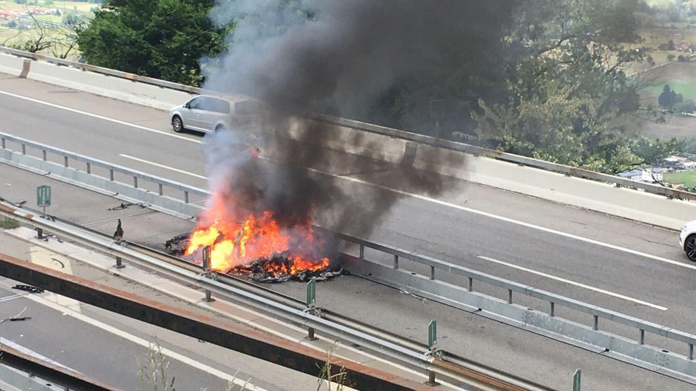 Il veicolo è andato completamente distrutto nell'incendio