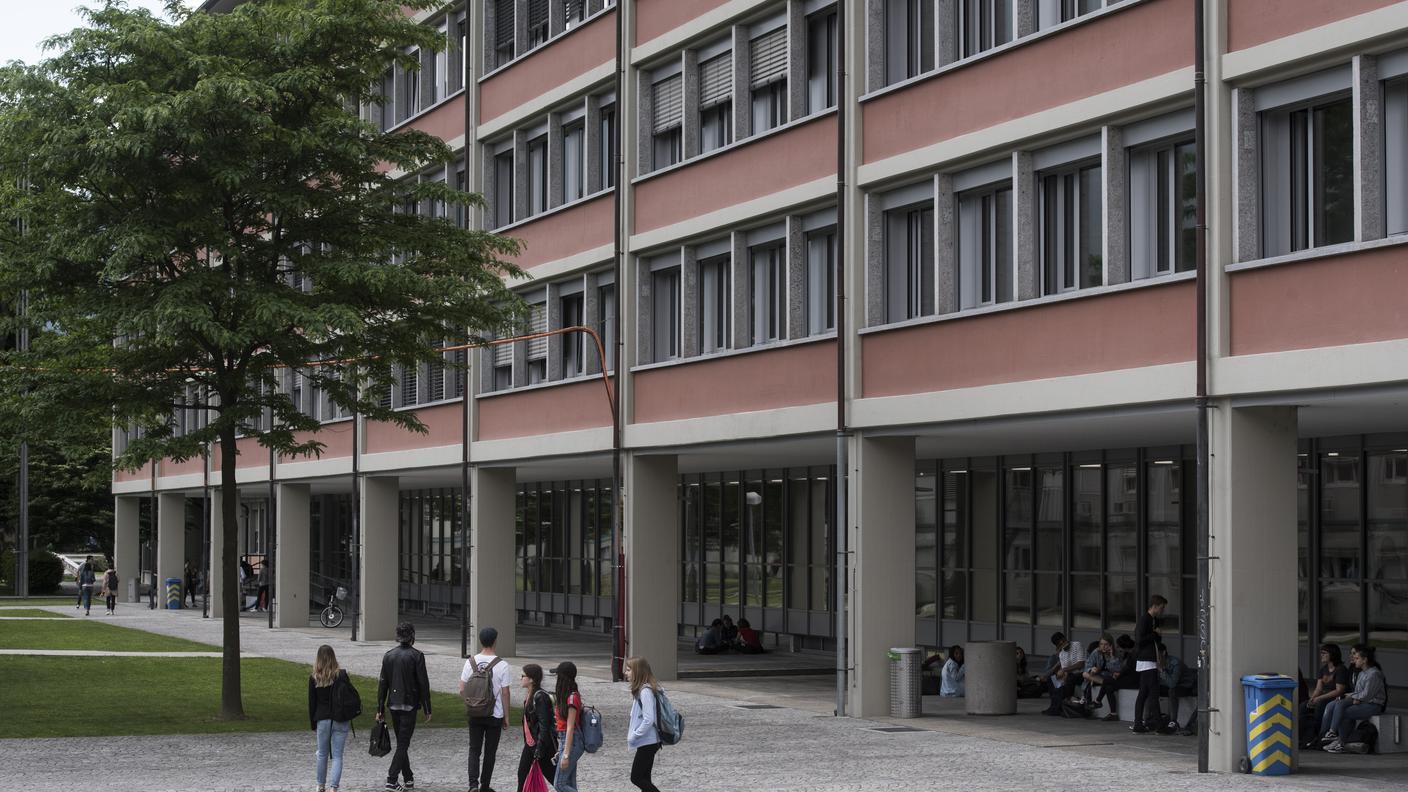 La Scuola di Commercio di Bellinzona, alcuni allievi hanno chiesto sostegno