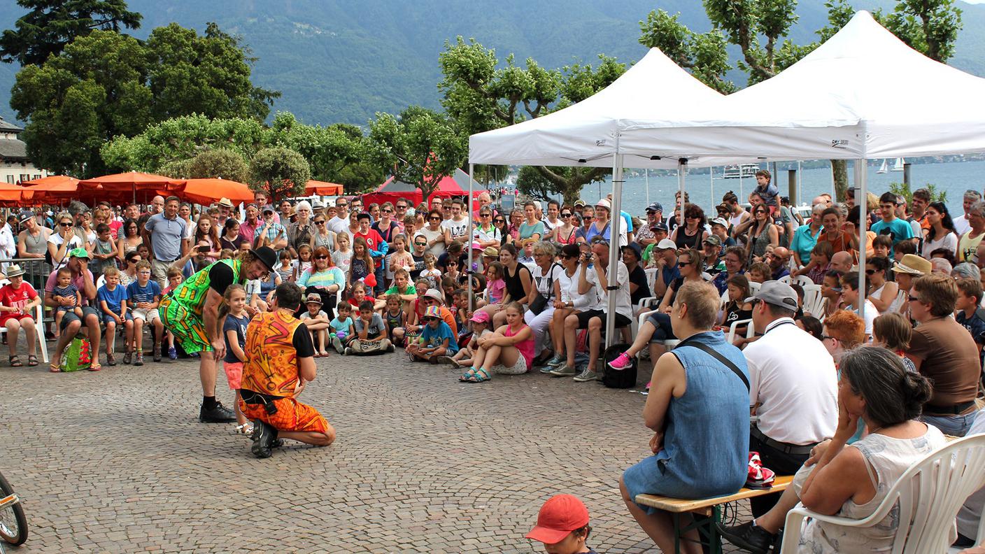 Un'esibizione di artisti durante l'edizione 2017 di "Artisti di Strada"