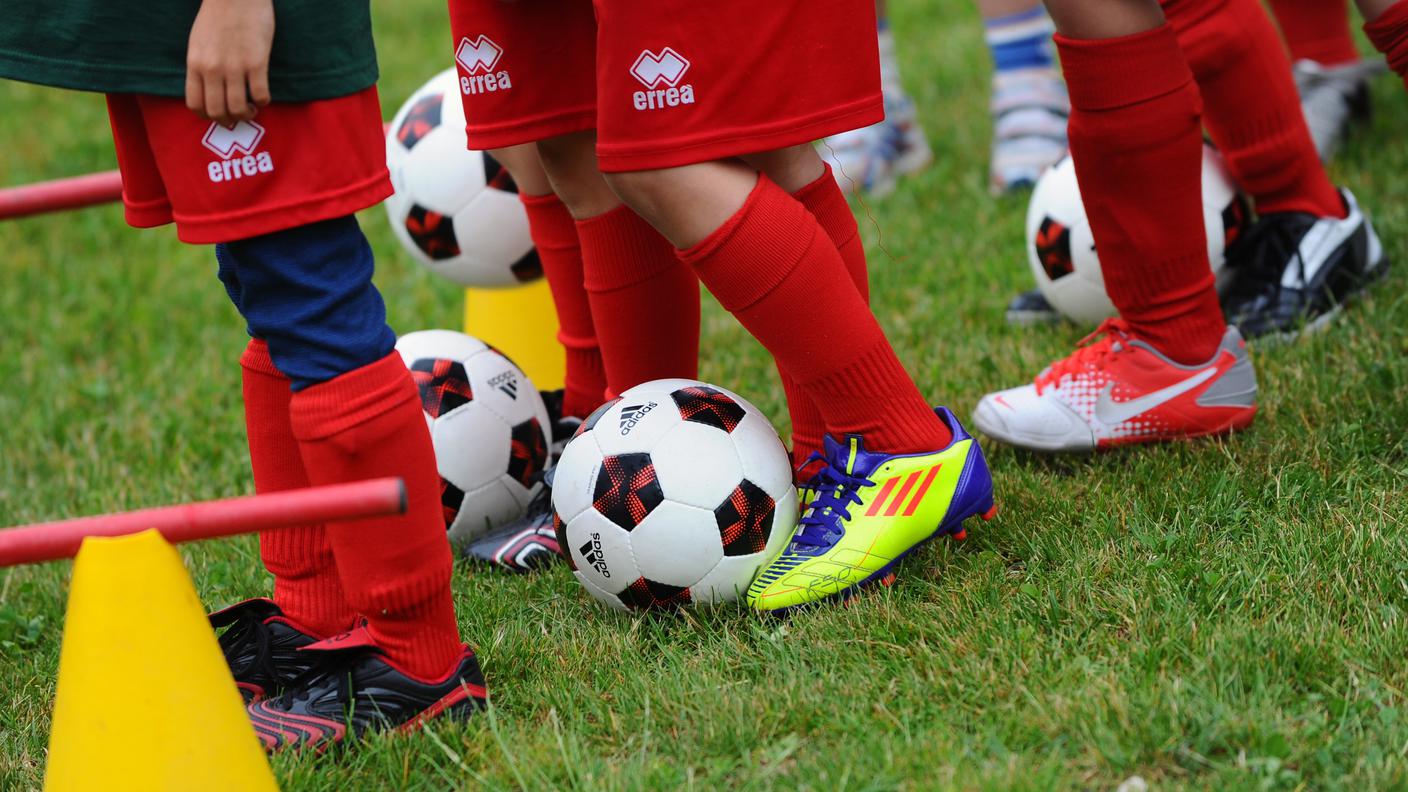 Dei bimbi alle prese con un pallone