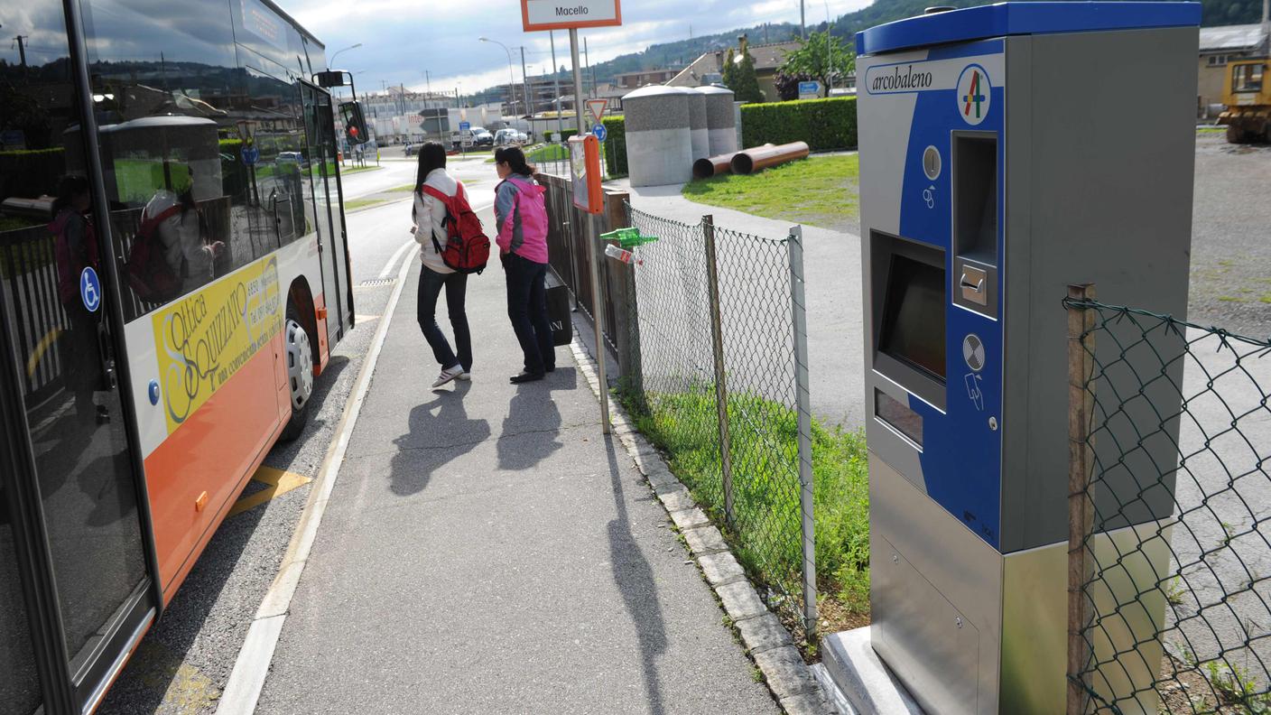 Un'odierna fermata degli autobus delle Autolinee Mendrisiensi