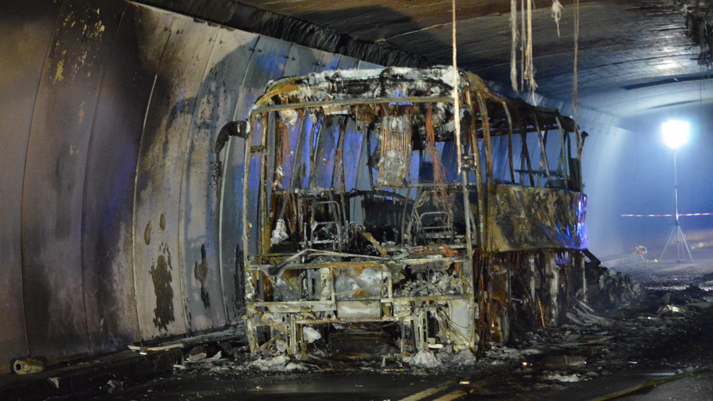 L'autobus bruciato venerdì