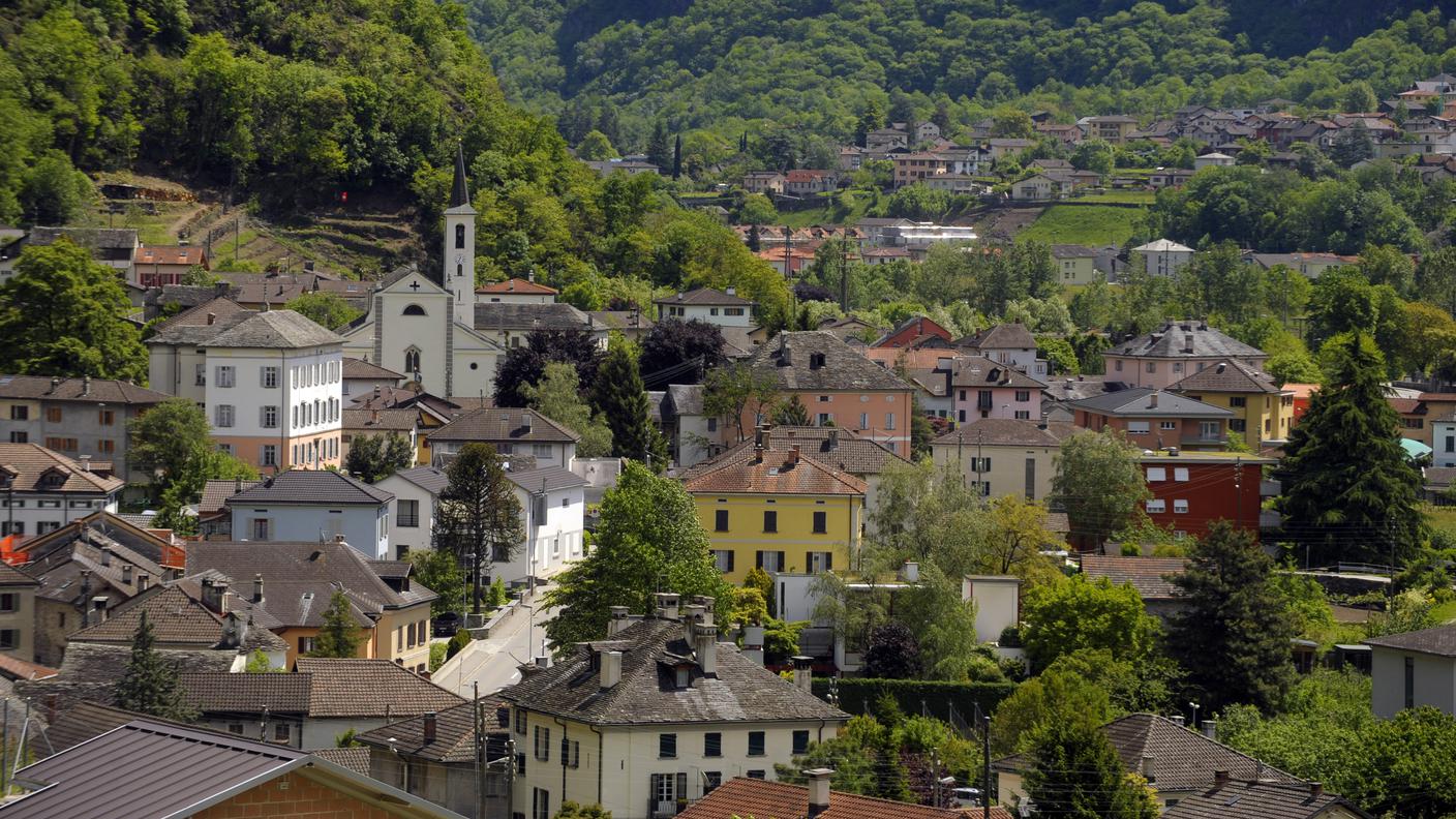 San Vittore e, sullo sfondo, Roveredo