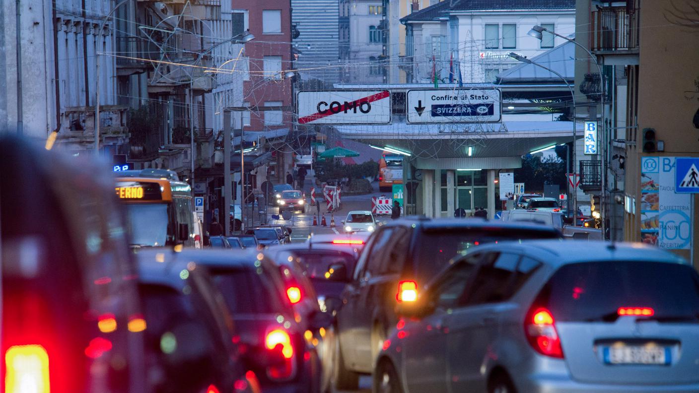 Frontalieri dall'Italia verso la Svizzera durante l'ora di punta