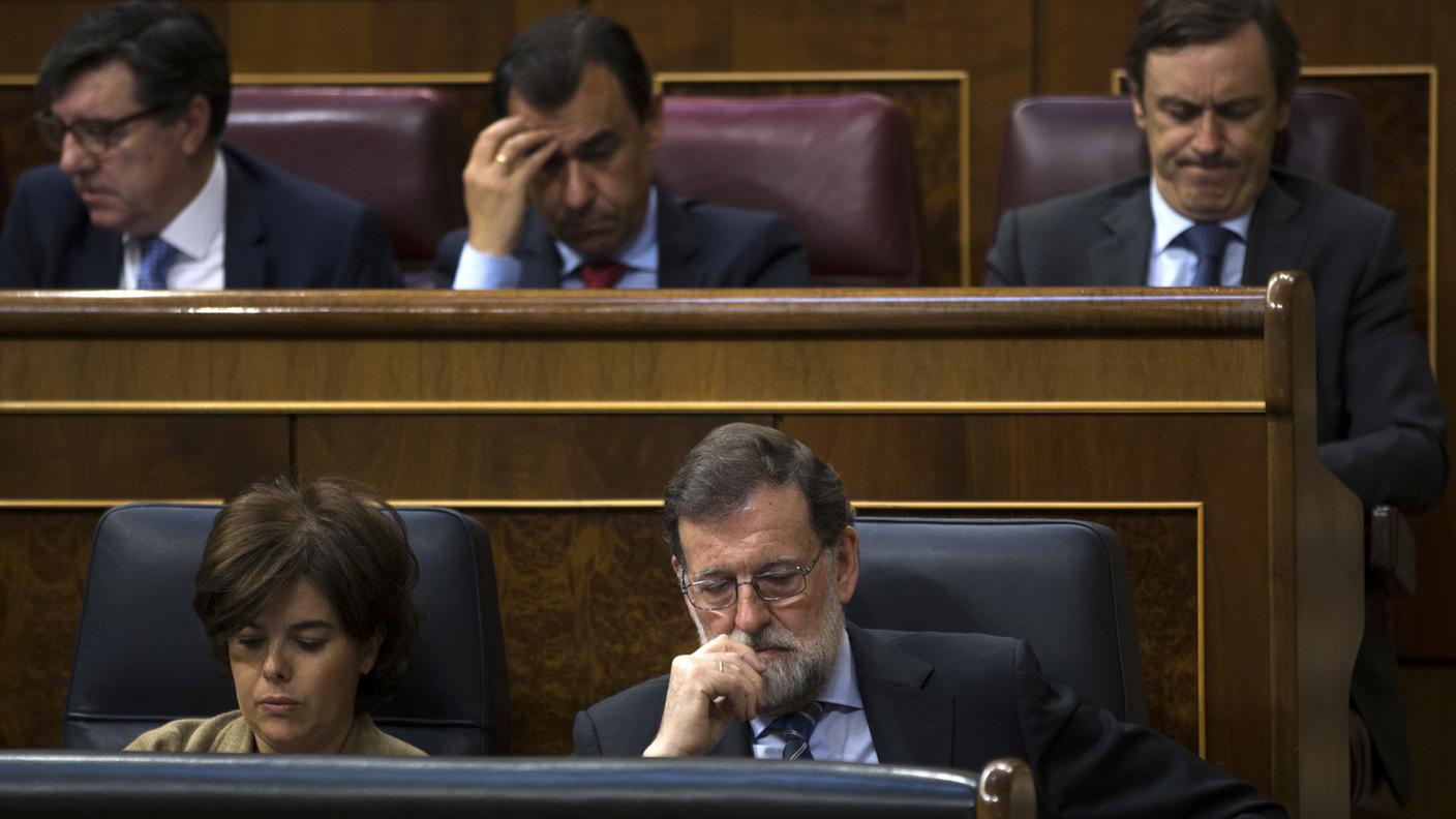 Il premier spagnolo Mariano Rajoy (in basso a destra)