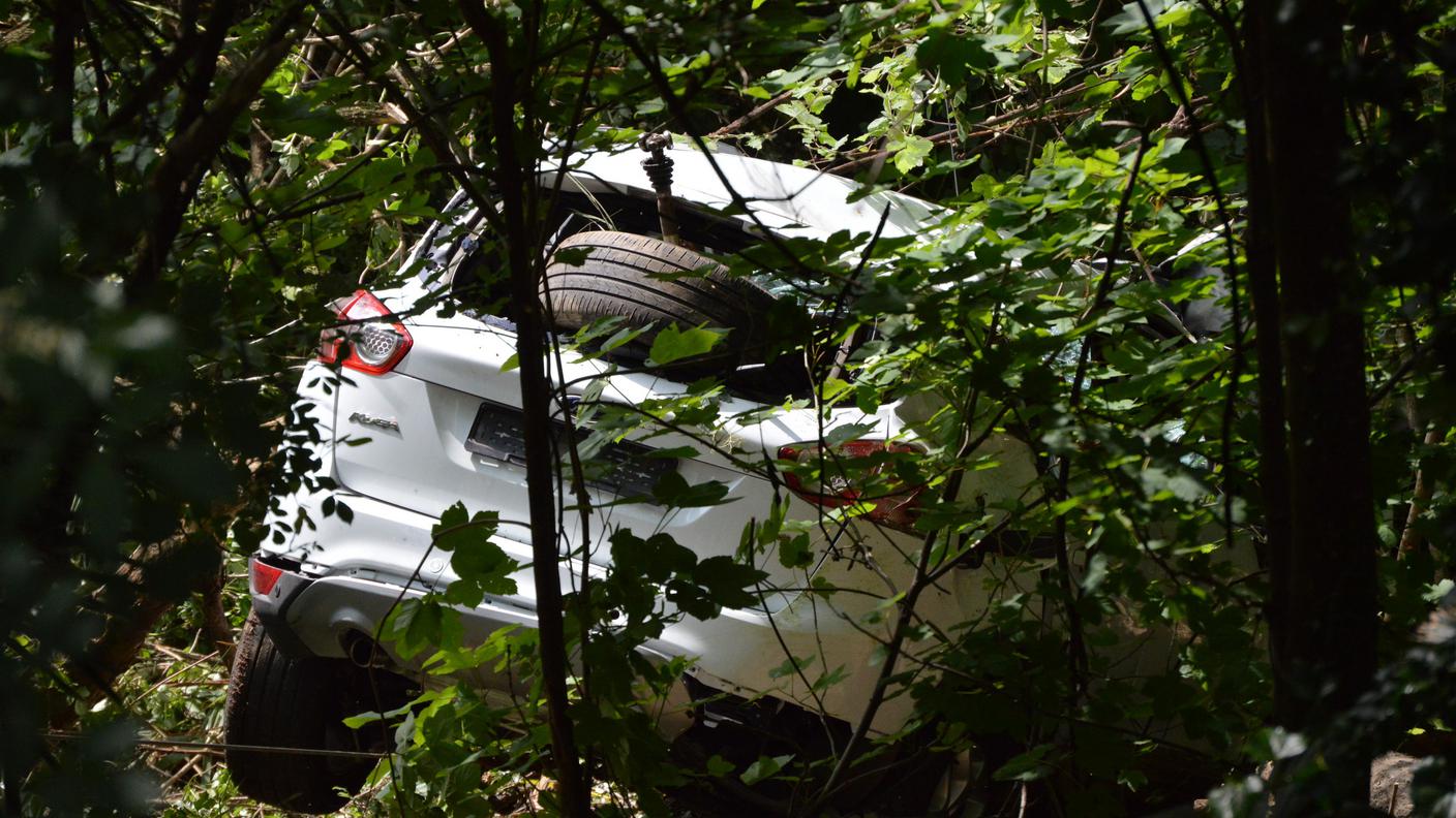 L'auto è finita nel bosco...