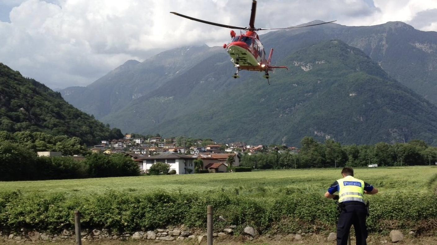 L'arrivo dell'elicottero della REGA che ha portato il centauro ferito all'ospedale