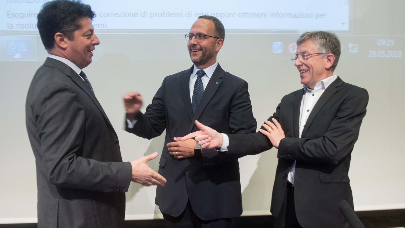 Il presidente uscente del Tribunale d'appello Matteo Cassina (a sin.) e il suo successore Mauro Mini con il consigliere di Stato Norman Gobbi