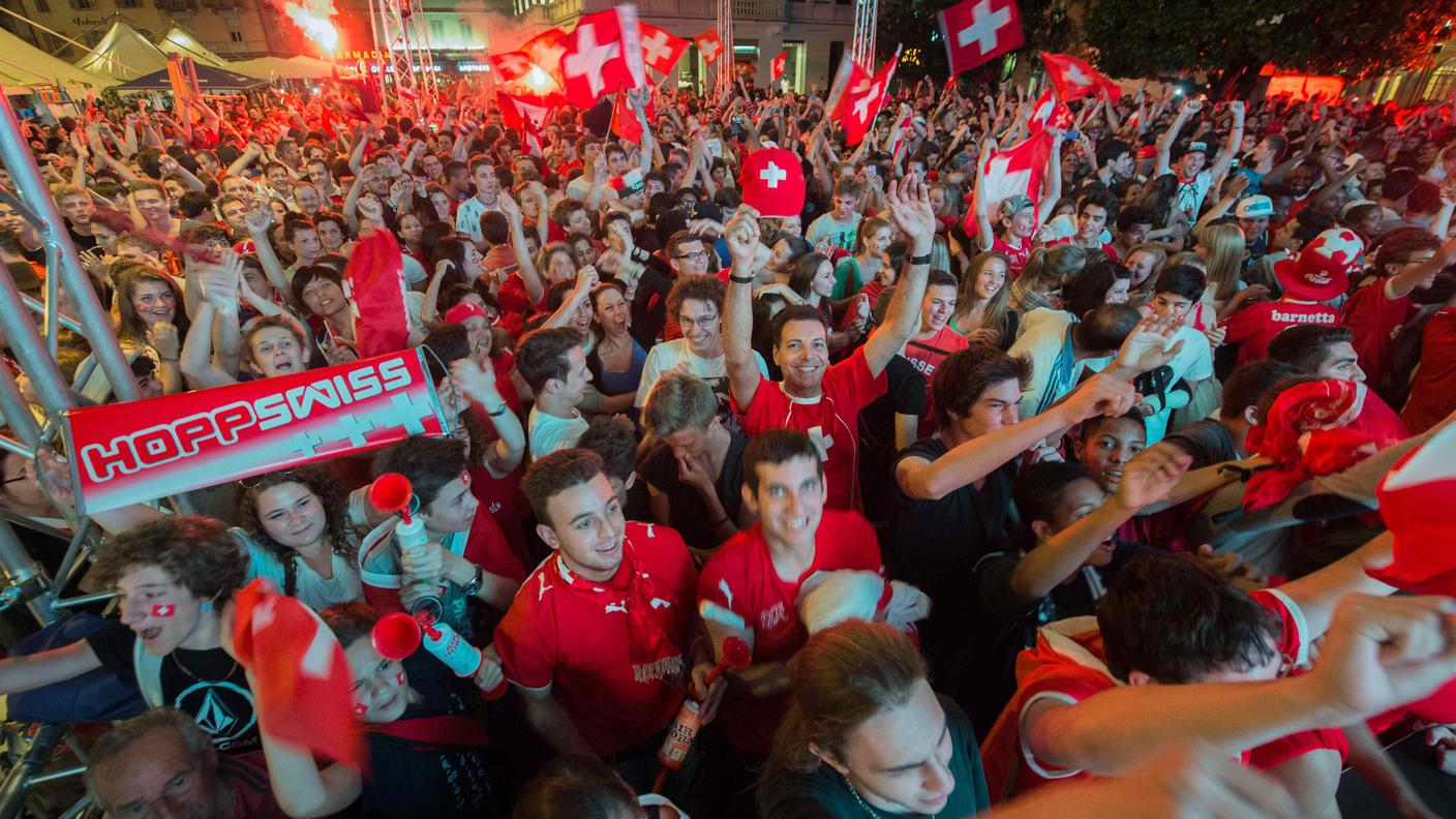 La folla di Piazza Manzoni a Lugano nel giugno 2014 durante Svizzera-Honduras