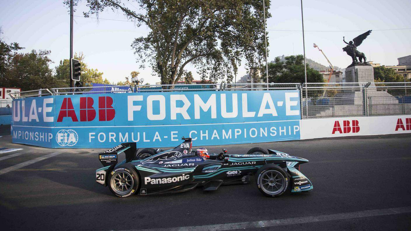 Una Jaguar I-Type affronta il circuito della gara di Formula E a Santiago del Cile