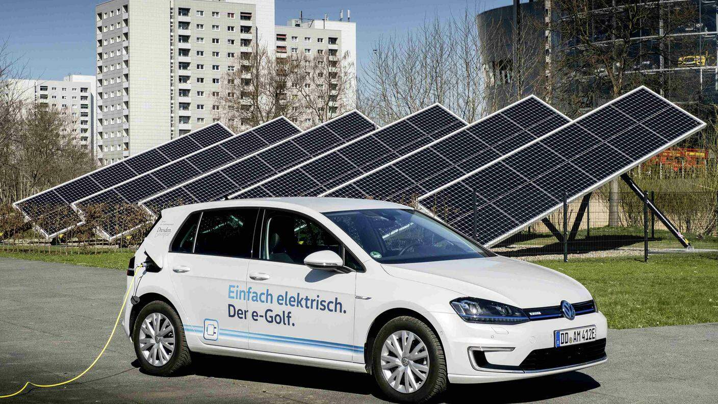 Volkswagen s'è gettata a capofitto nella mobilità elettrica con auto come l'e-Golf