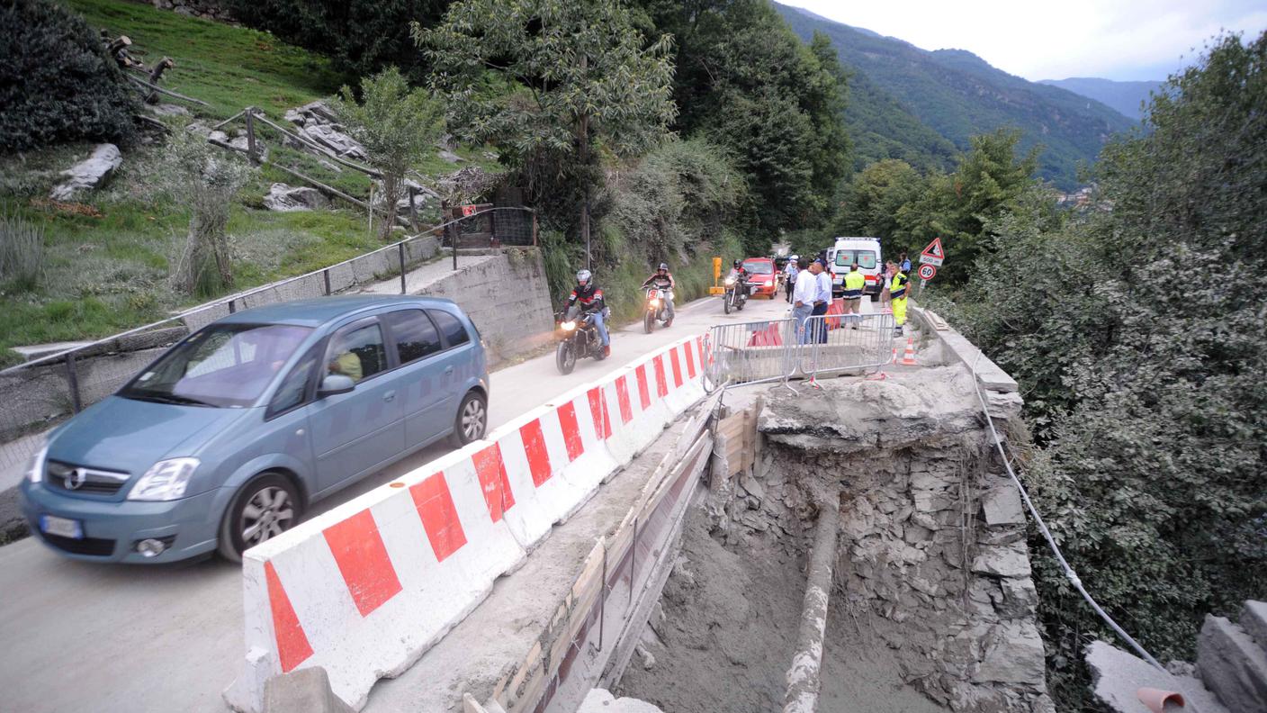 Nella foto d'archivio uno smottamento che bloccò in parte la Statale 34 nel 2009