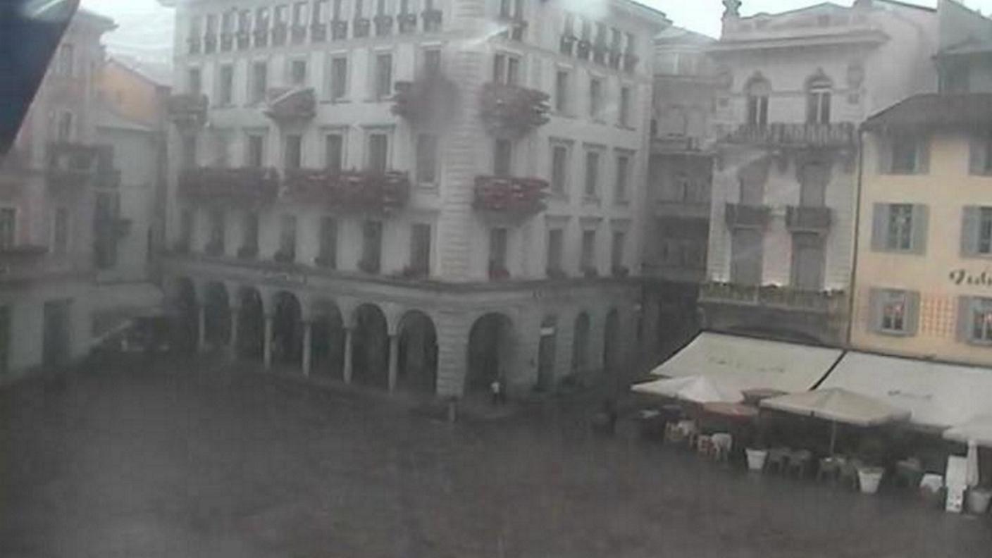 Piazza Riforma a Lugano sotto il diluvio vista dalla webcam di Palazzo Civico