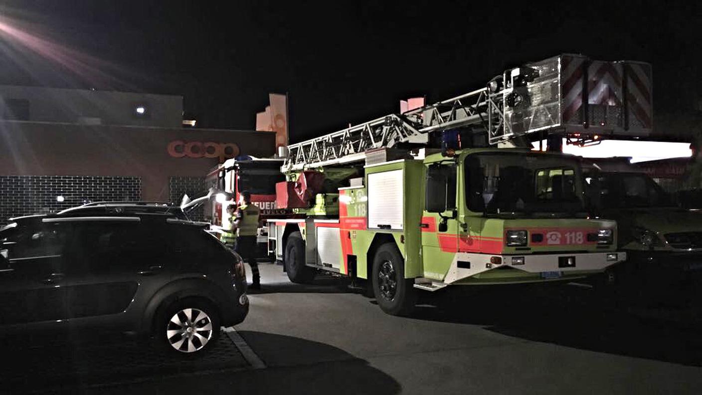 Pompieri al lavoro nella zona del rogo