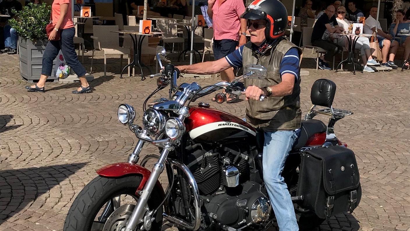 Un centauro in arrivo con la sua Harley sul lungolago asconese, venerdì