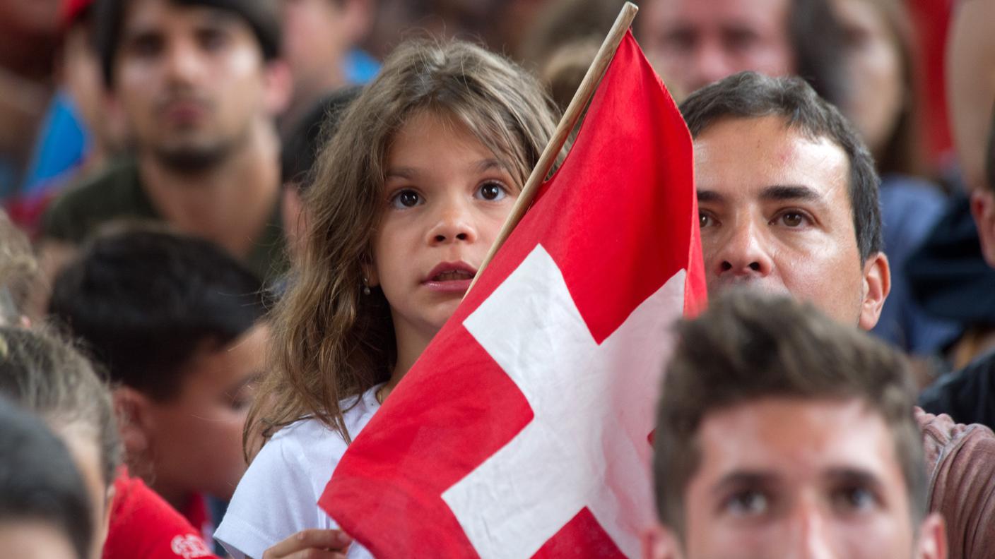 Tifosi radunati in Piazza Manzoni in occasione degli europei 2016