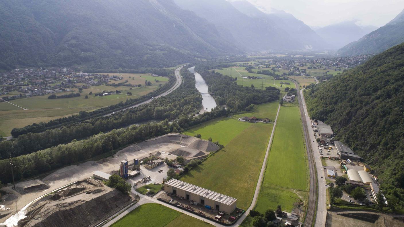 Una veduta dell'area dove dovrebbero sorgere le nuove Officine FFS a Castione