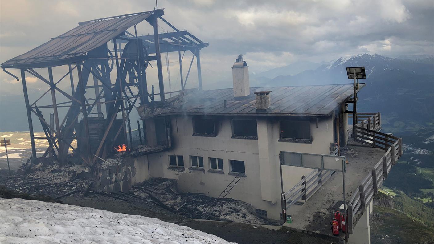 Lo stabile della stazione distrutto dalle fiamme scatenatesi lunedì
