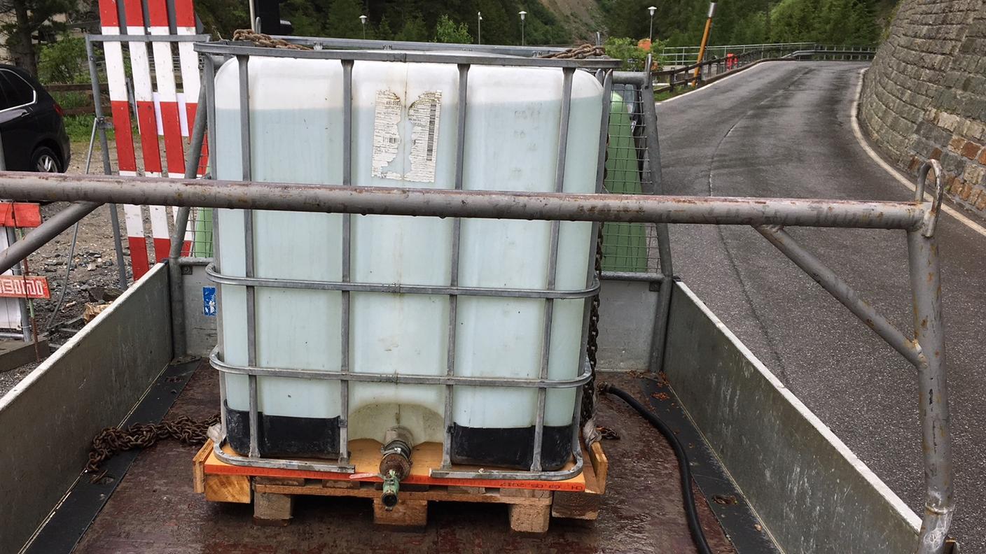 Il mezzo trasportava un serbatoio da una tonnellata non assicurato