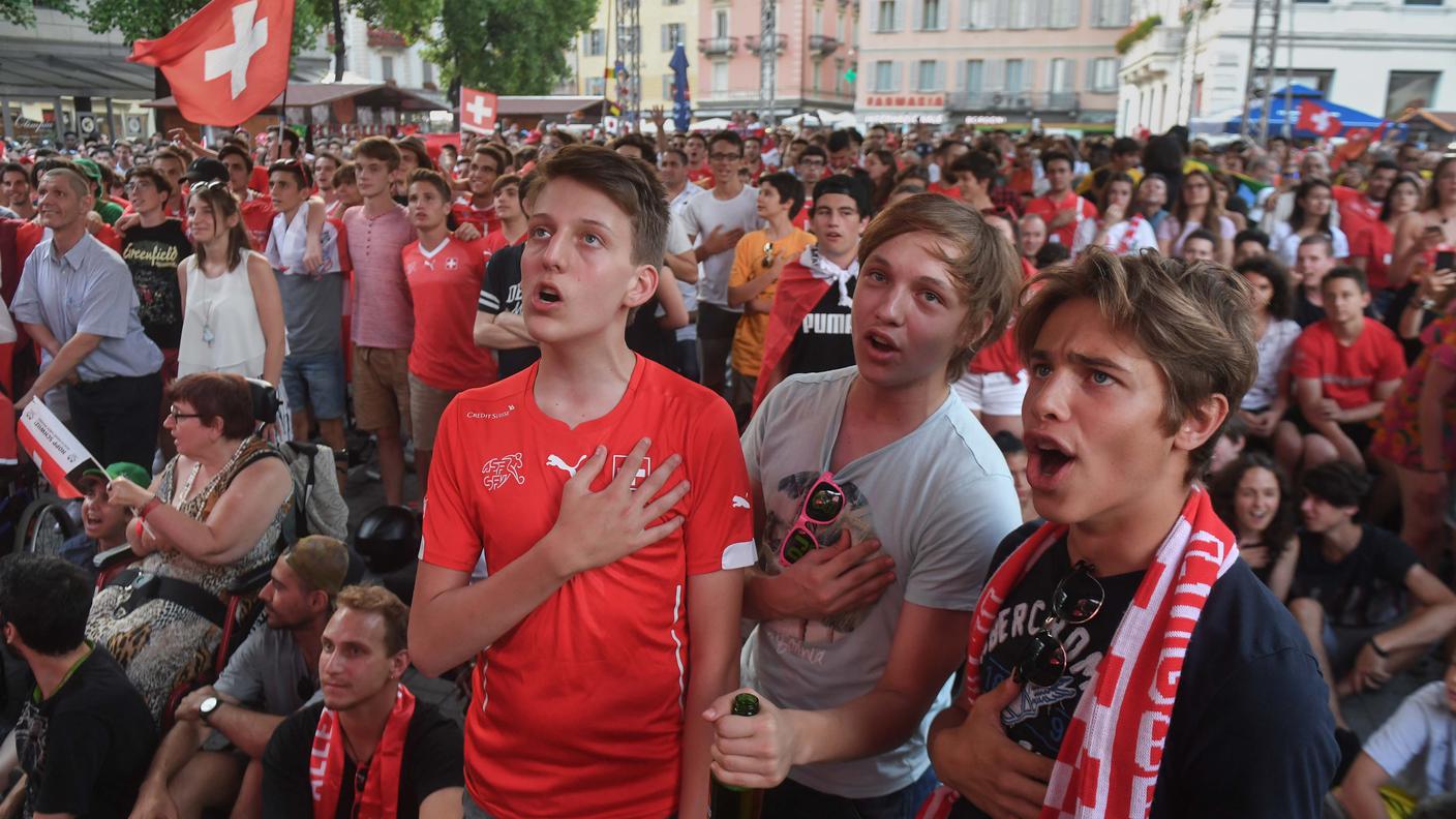 I tifosi intonano l'inno in Piazza Manzoni a Lugano