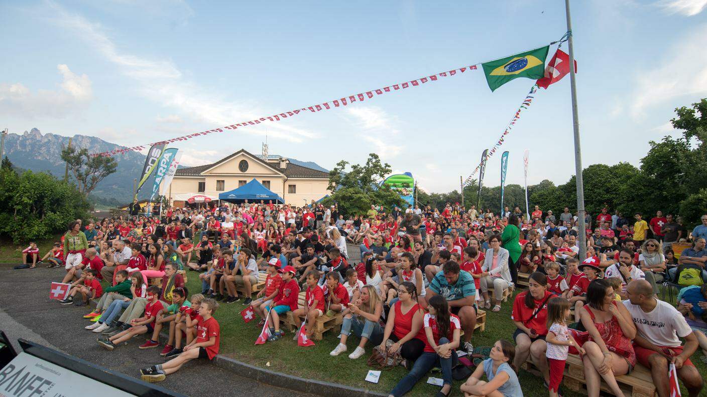 I tifosi riuniti a Tesserete per assistere alla sfida tra Svizzera e Brasile