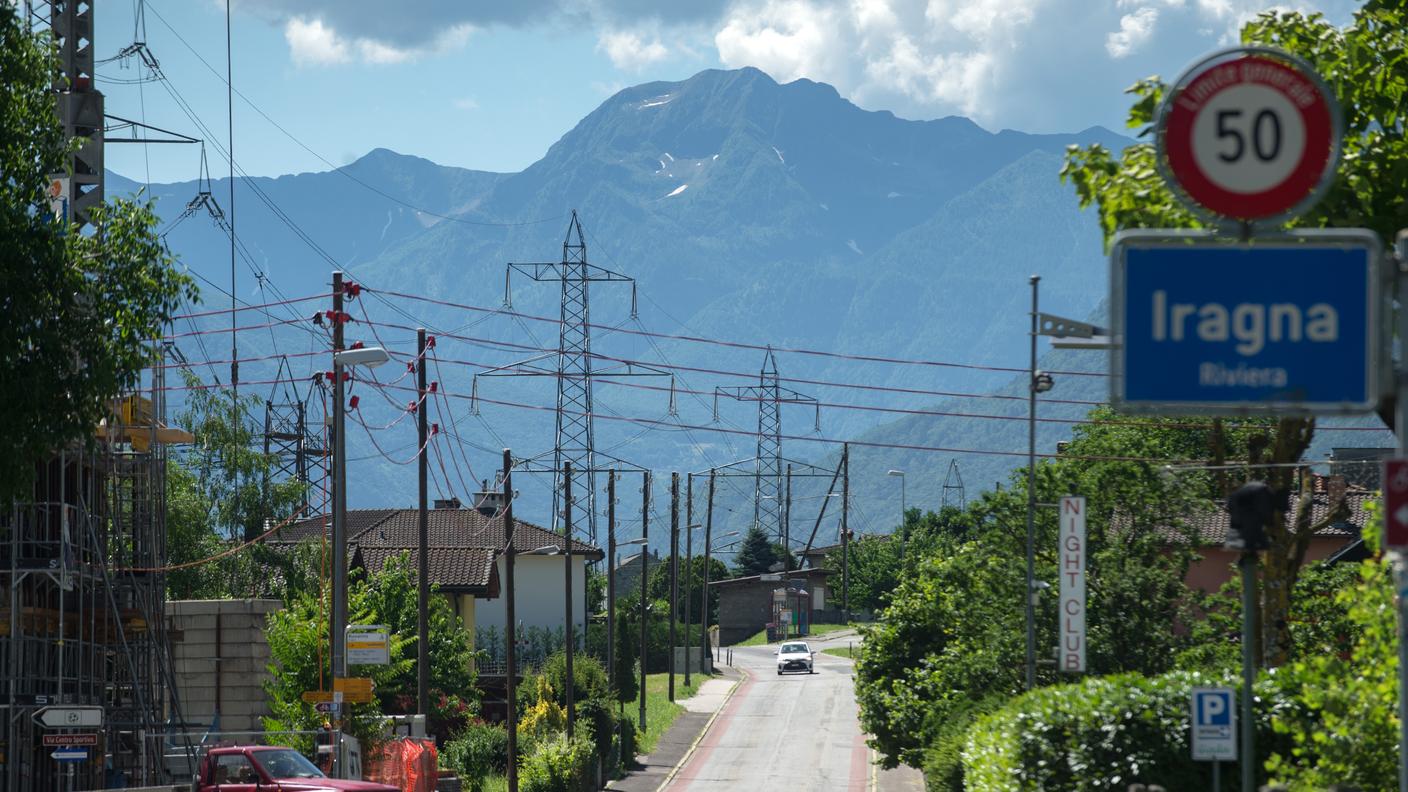 Elettrodotti lungo una strada ad Iragna