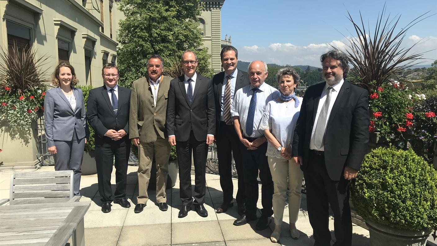 La segretaria di concetto Regula Hunger, il direttore dell'AFD Christian Bock, il granconsigliere Mario Salis, il Consigliere di Stato Christian Rathgeb, il granconsigliere Alessandro Della Vedova, il Consigliere federale Ueli Maurer, la granconsigliera Brigitta Hitz e il granconsigliere Maurizio Michael