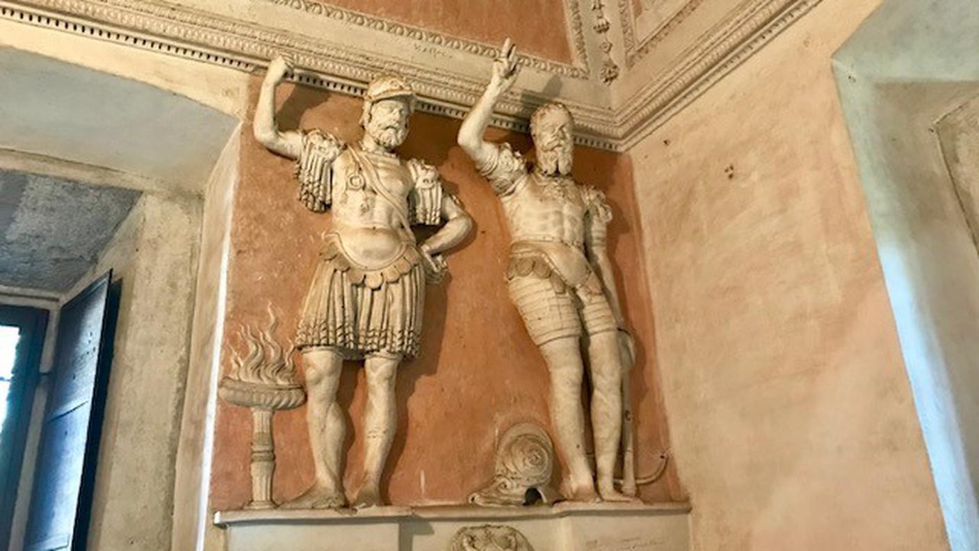 Le decorazioni non sono molte oltre a qualche stucco
