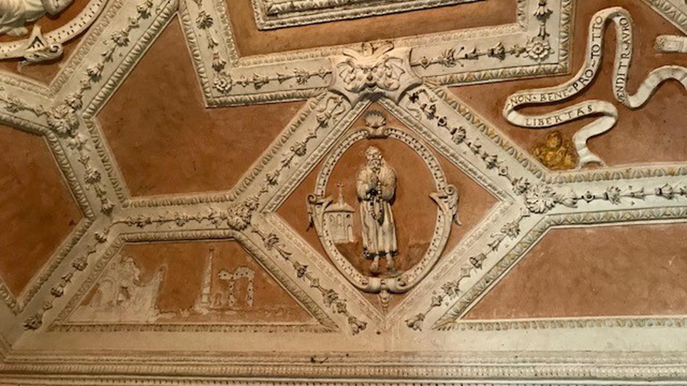 Le decorazioni  non sono molte oltre a qualche stucco