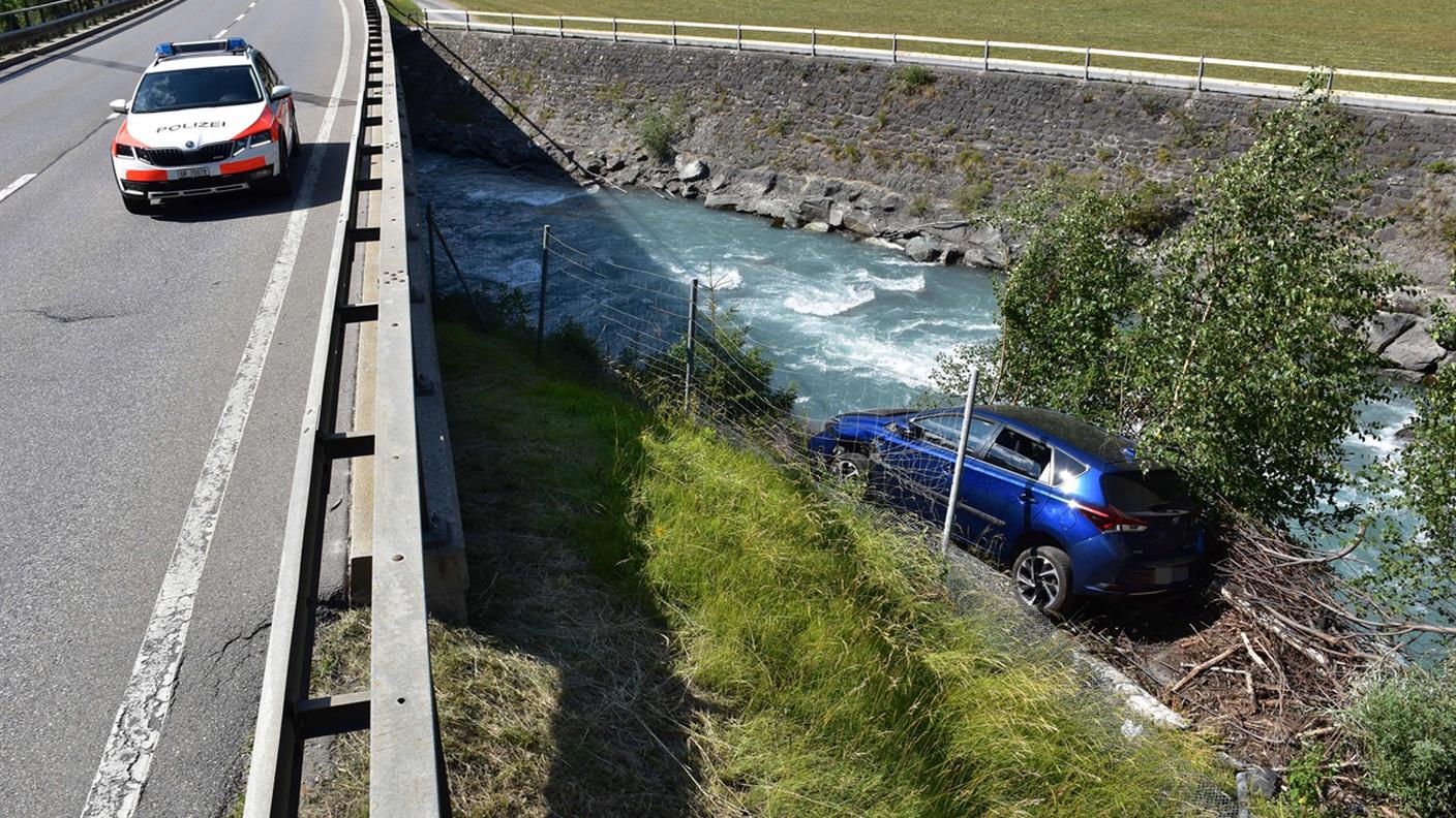 La vettura finita fuori strada nel pomeriggio di domenica a Schiers