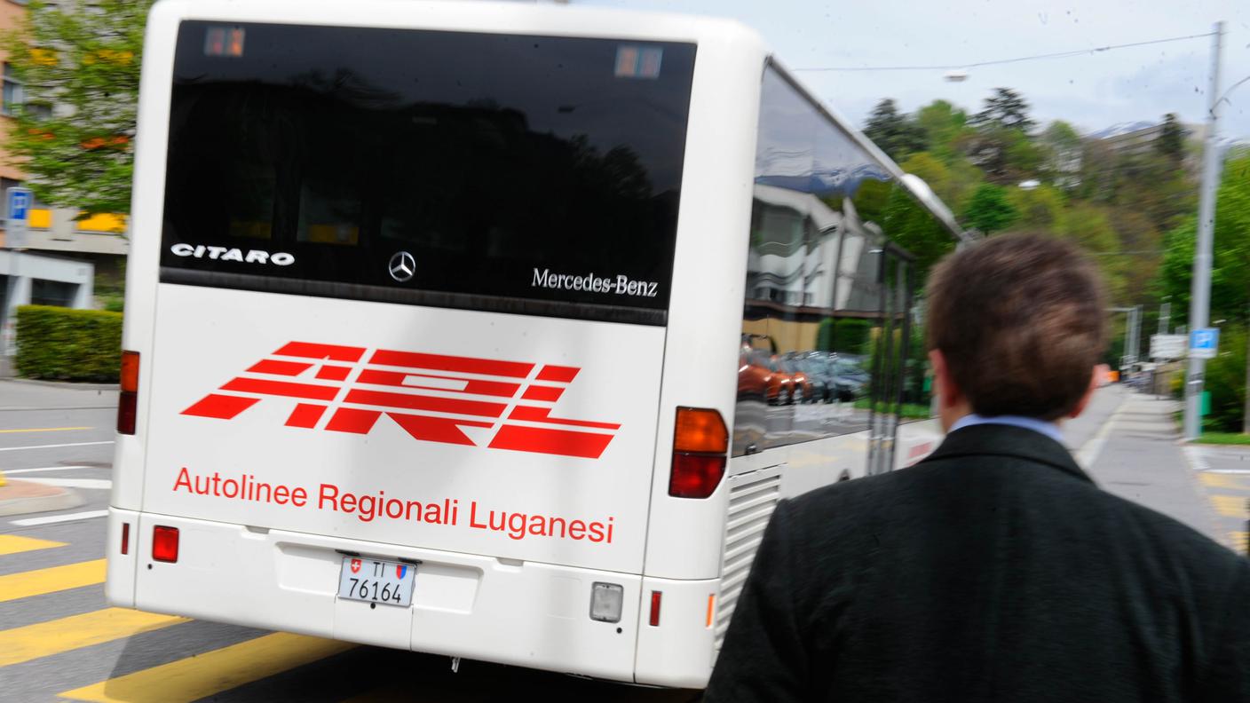 Un autobus di linea delle Autolinee Regionali Luganesi in servizio