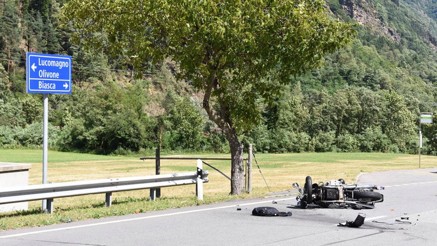 Il motociclista è stato sbalzato a terra riportando ferite gravi