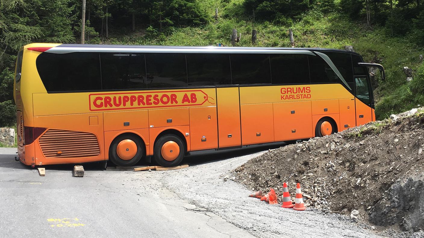 Per togliere di mezzo il bus ci sono volute 5 ore.jpg