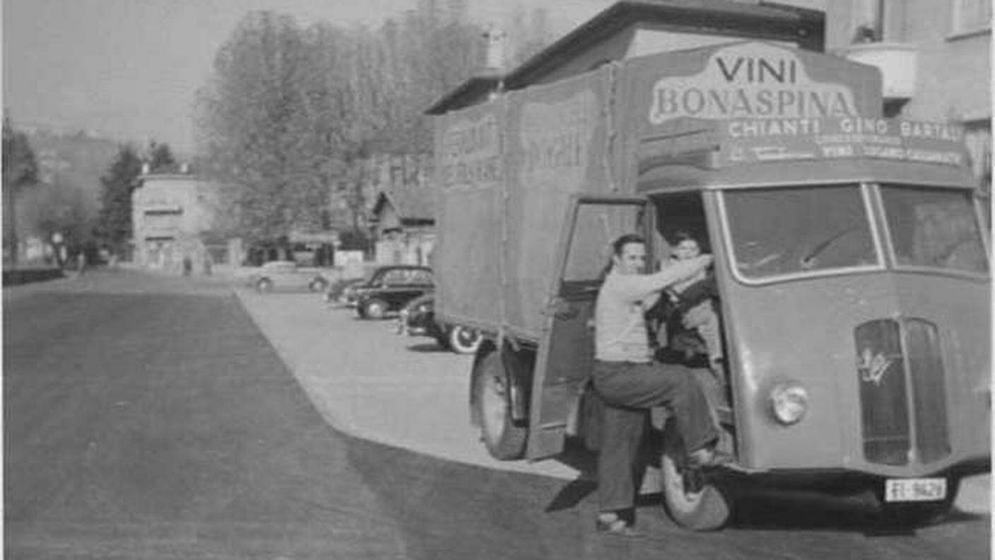 Un furgone per la consegna del vino