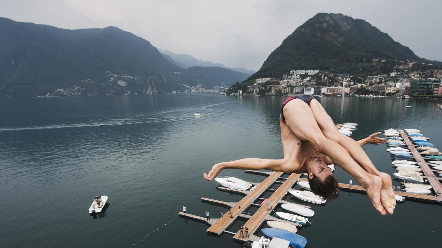 Andreas Hulliger durante la sessione di tuffi di prova sul Lago Ceresio