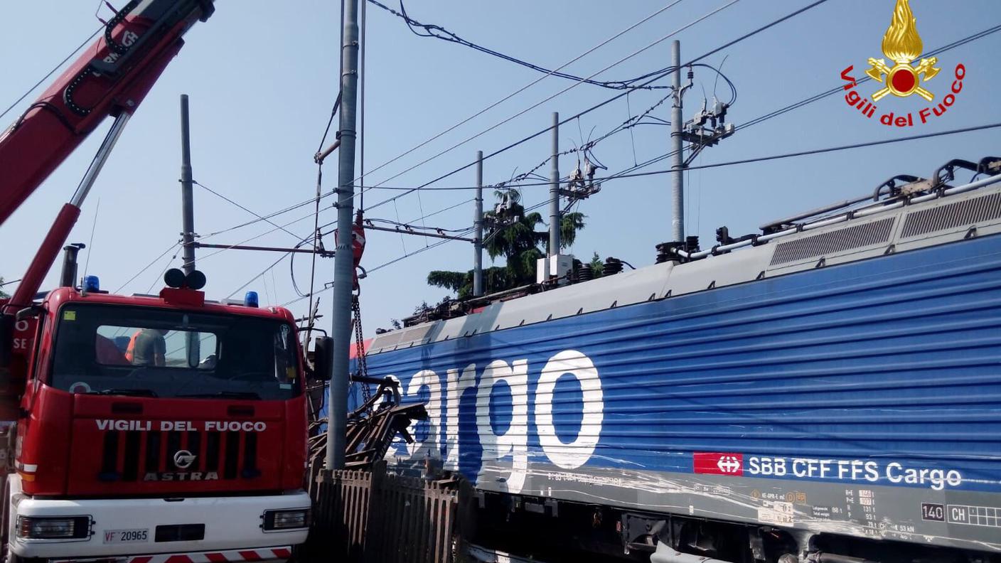 La gru al lavoro per spostare la motrice di FFS Cargo