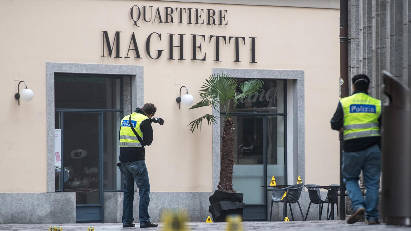 Gli agenti di polizia della scientifica durante i rilievi 