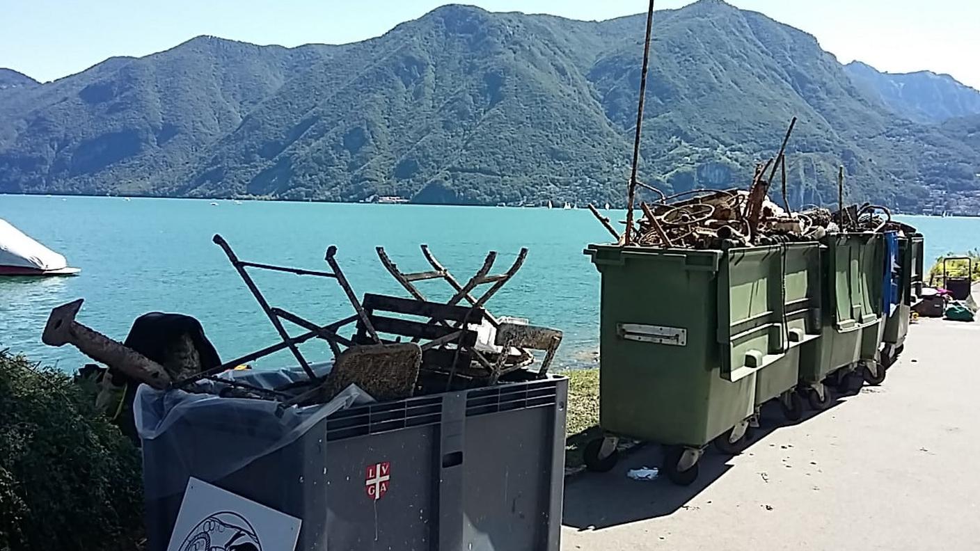 I cassonetti con i rifiuti riportati in superficie