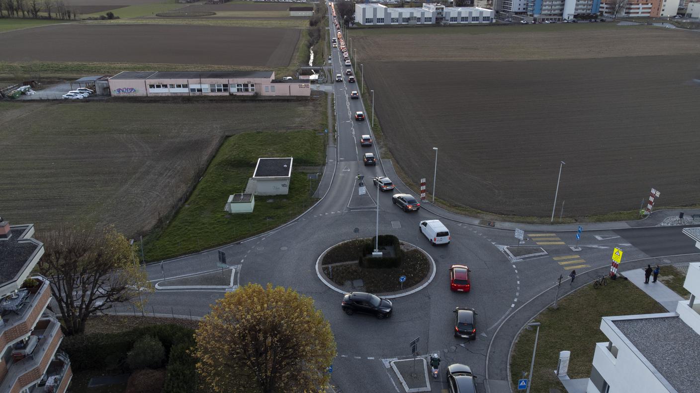 Lavoratori frontalieri in coda a Stabio.jpg