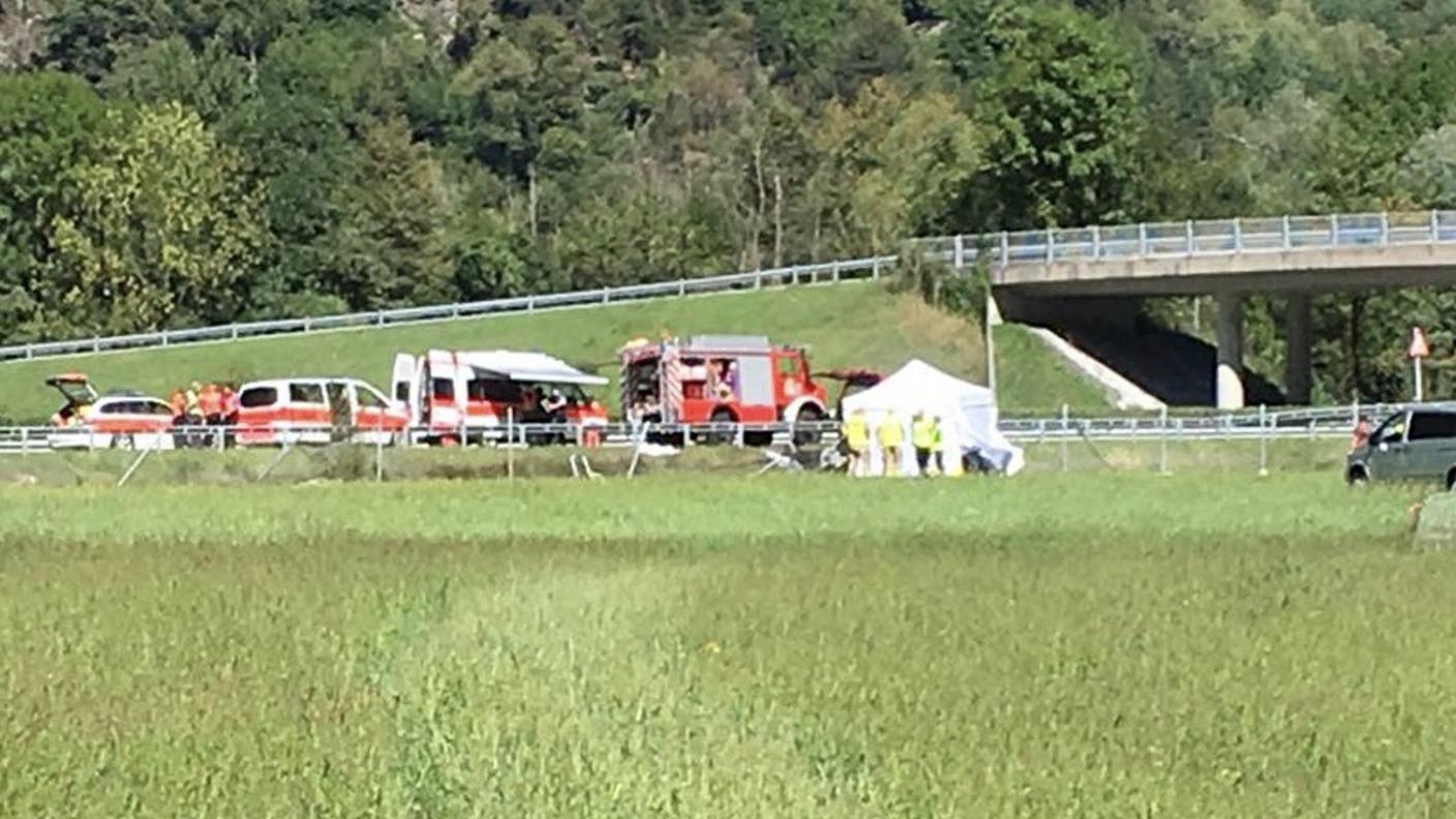 I soccorritori all'opera nel punto dell'incidente avvenuto presso Lostallo