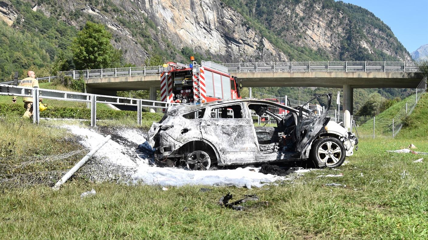 La vettura distrutta dall'incidente e dal rogo che ne è seguito