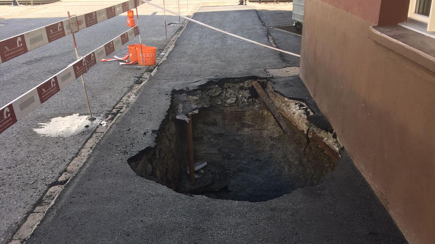 Il cratere apertosi sotto i piedi dell'operaio mentre levigava asfalto fresco