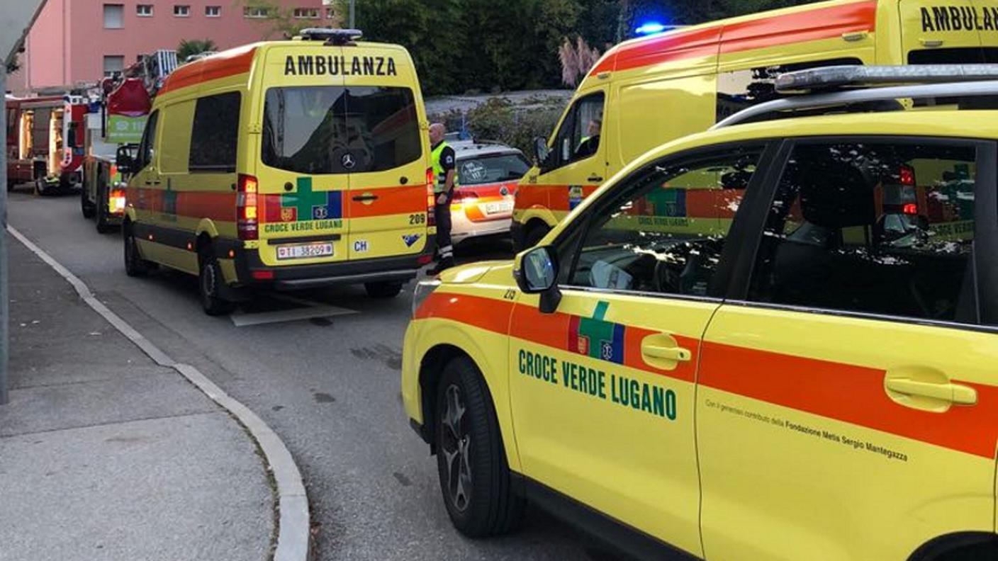 I soccorsi nei pressi della palazzina dove si è scatenato il rogo martedì