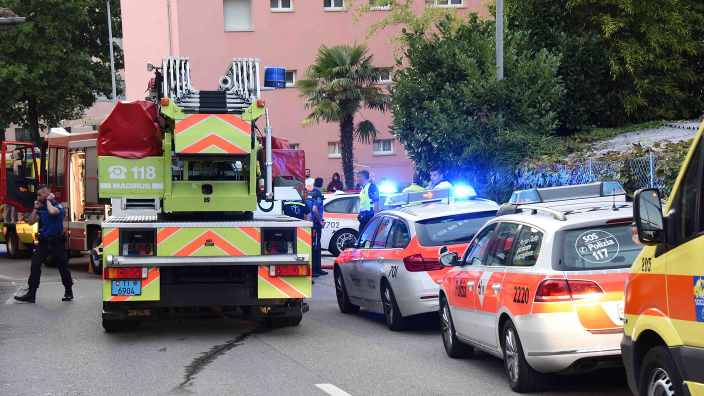 Il rogo si è sviluppato all'ultimo piano di una palazzina