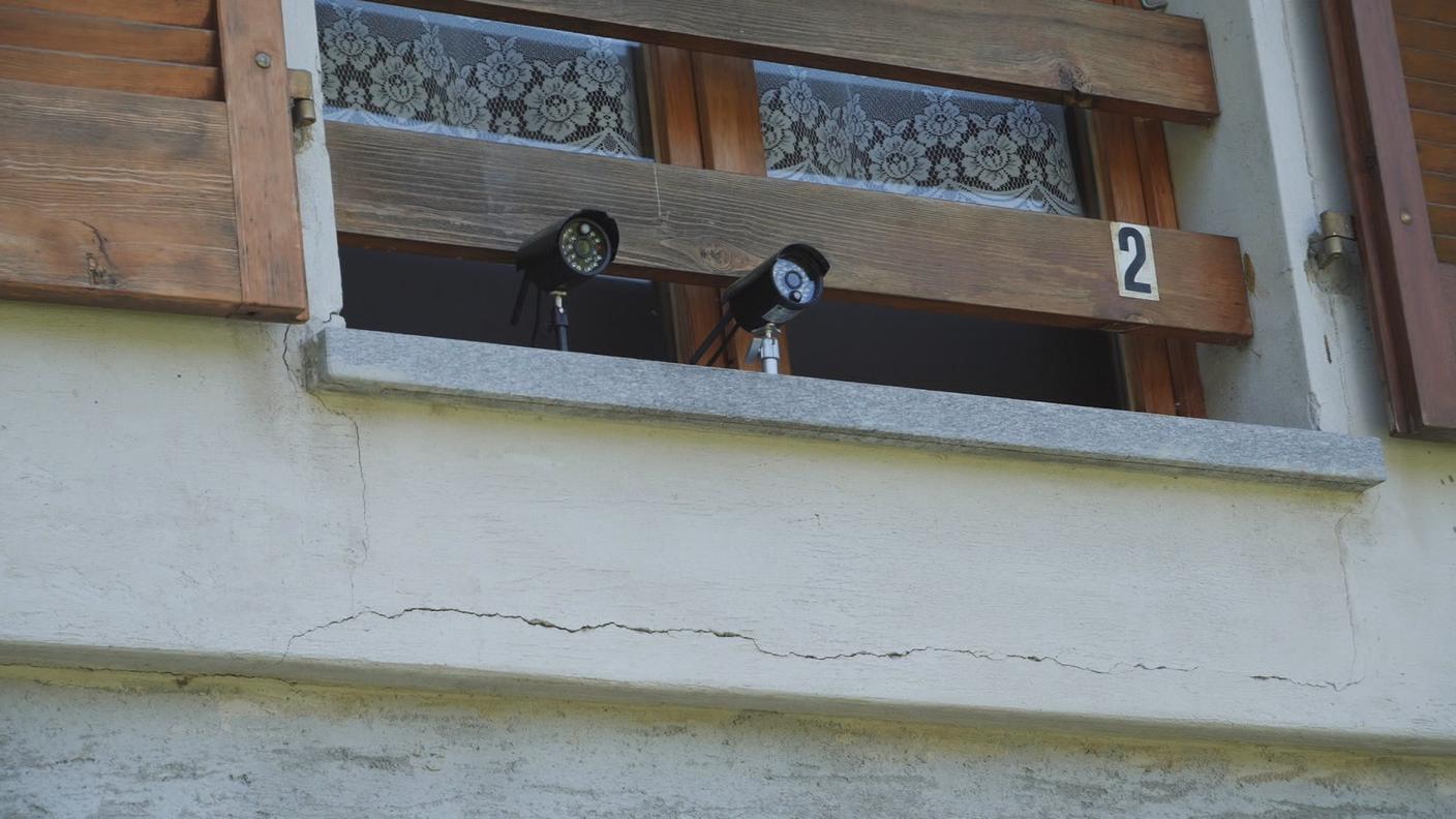 Il sistema di videosorveglianza installato a protezione della casa in cui è stato trovato lo stupefacente.JPG