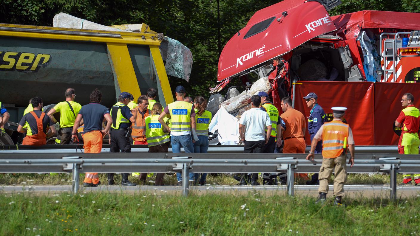 Polizia e soccorritori sul luogo dell'incidente, verificatosi nel luglio del 2016