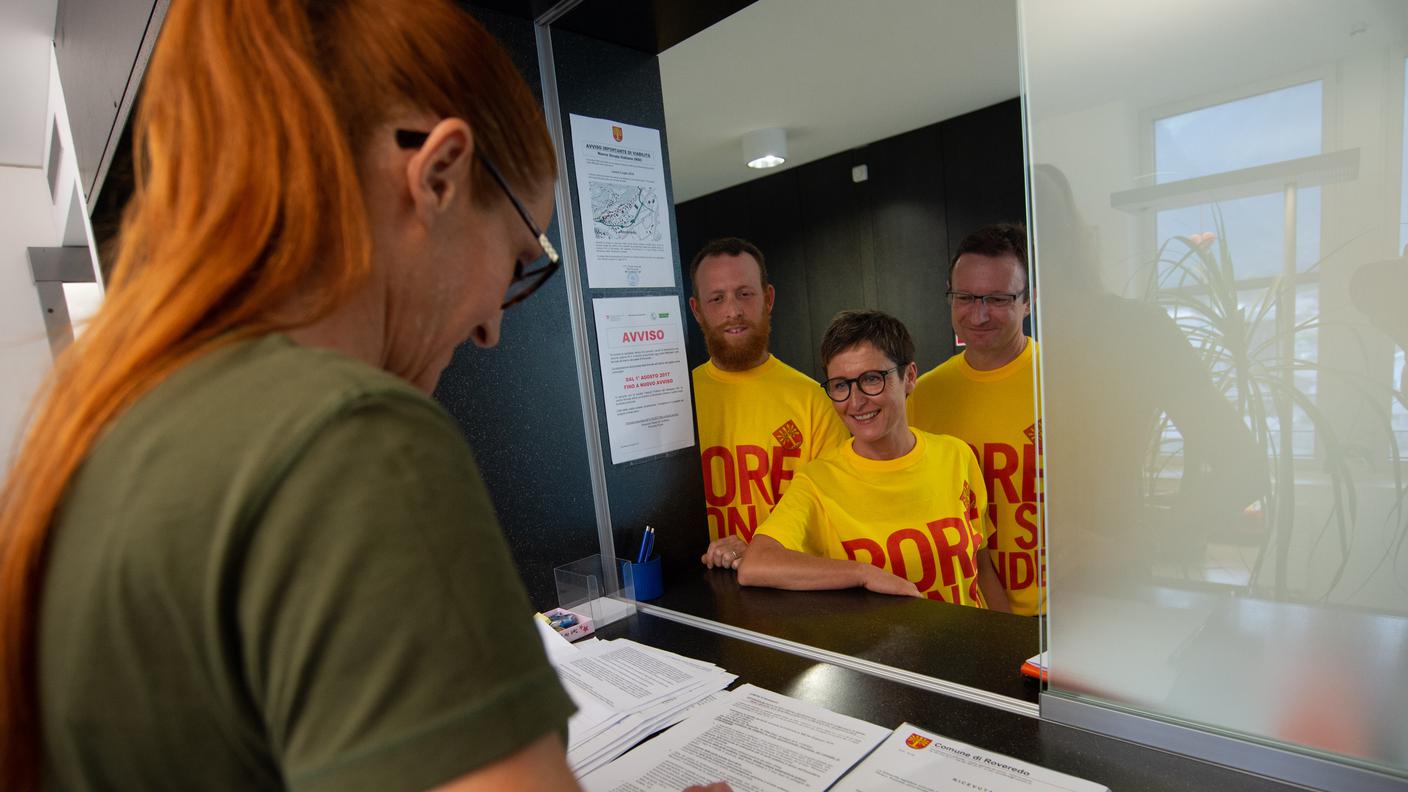 I promotori del referendum a Roveredo, lo scorso agosto, all'atto della consegna delle firme