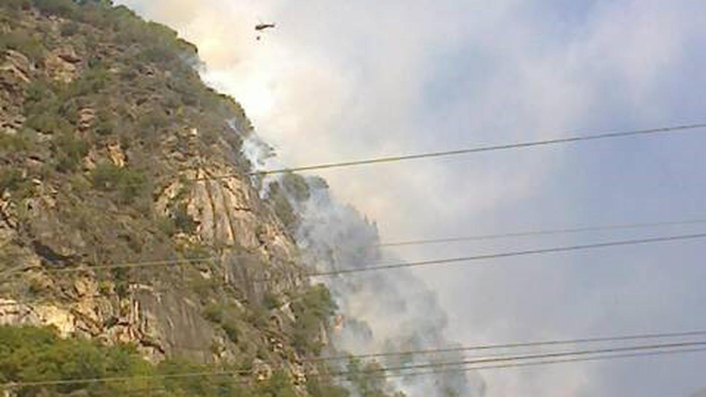 Elicotteri in azione per spegnere le fiamme sopra Pasquerio