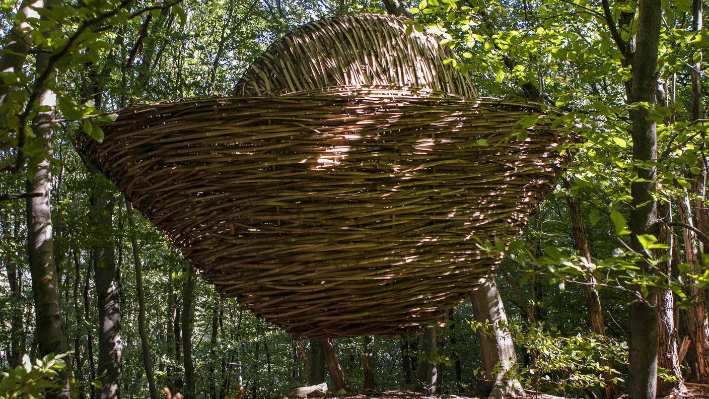 Artinbosco propone svariate opere artistiche in mezzo agli alberi nei pressi di Tesserete